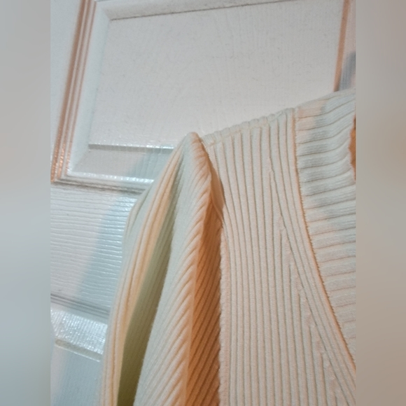 Cream colored sweater top - Picture 3 of 4